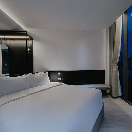 The Concept Hotel Hcmc- District 1 Хошимин Екстериор снимка
