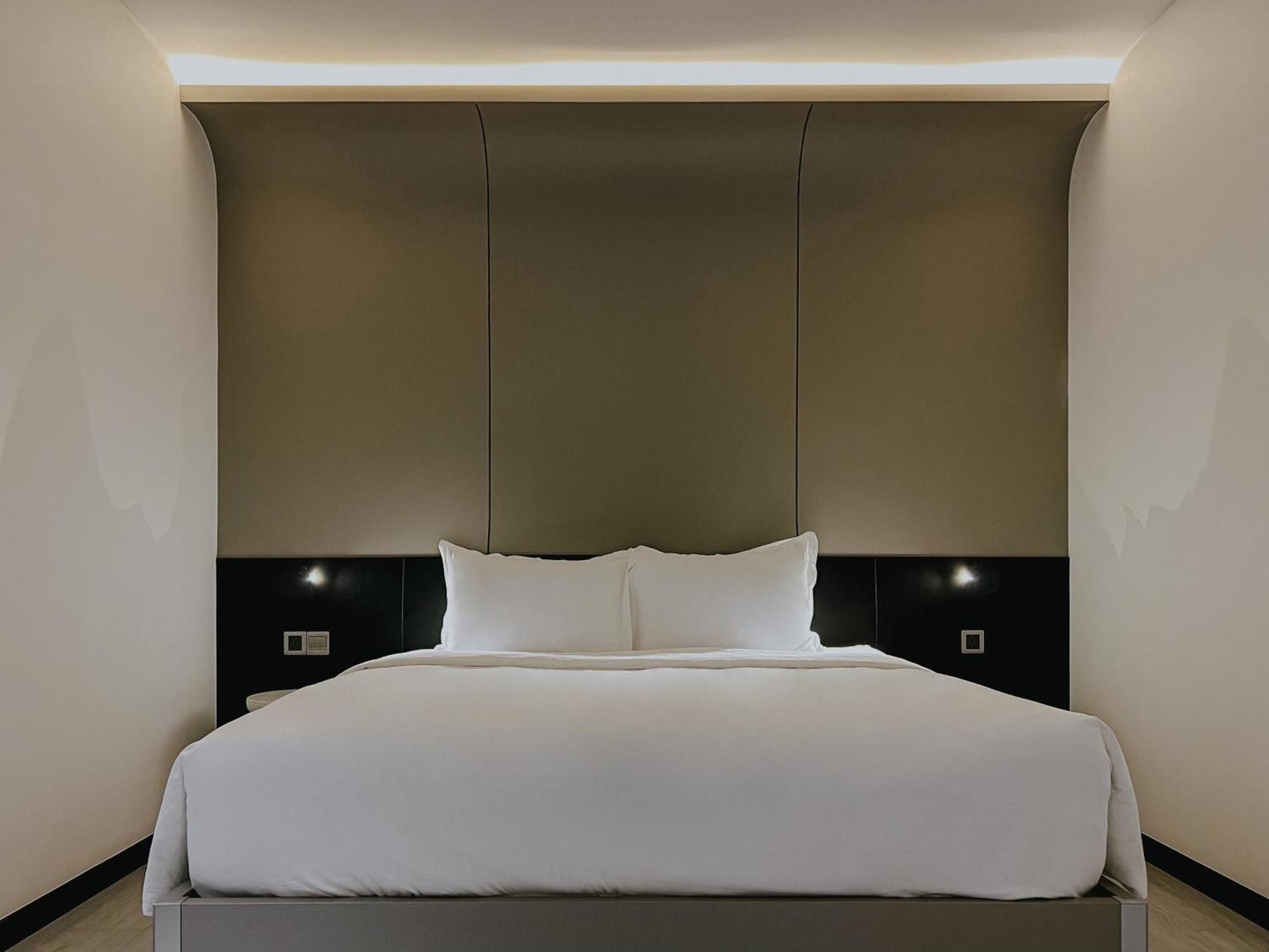 The Concept Hotel Hcmc- District 1 Хошимин Екстериор снимка